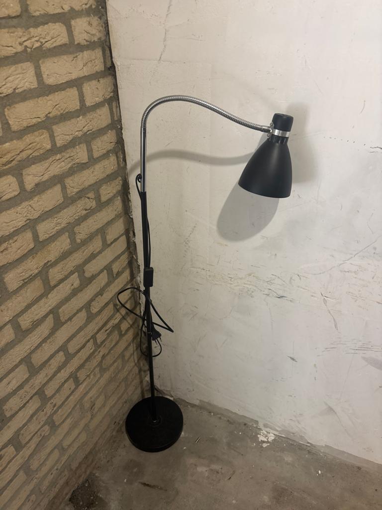 Zwarte vloerlamp met flexibele arm, Ophalen, Gebruikt, Metaal, 150 tot 200 cm