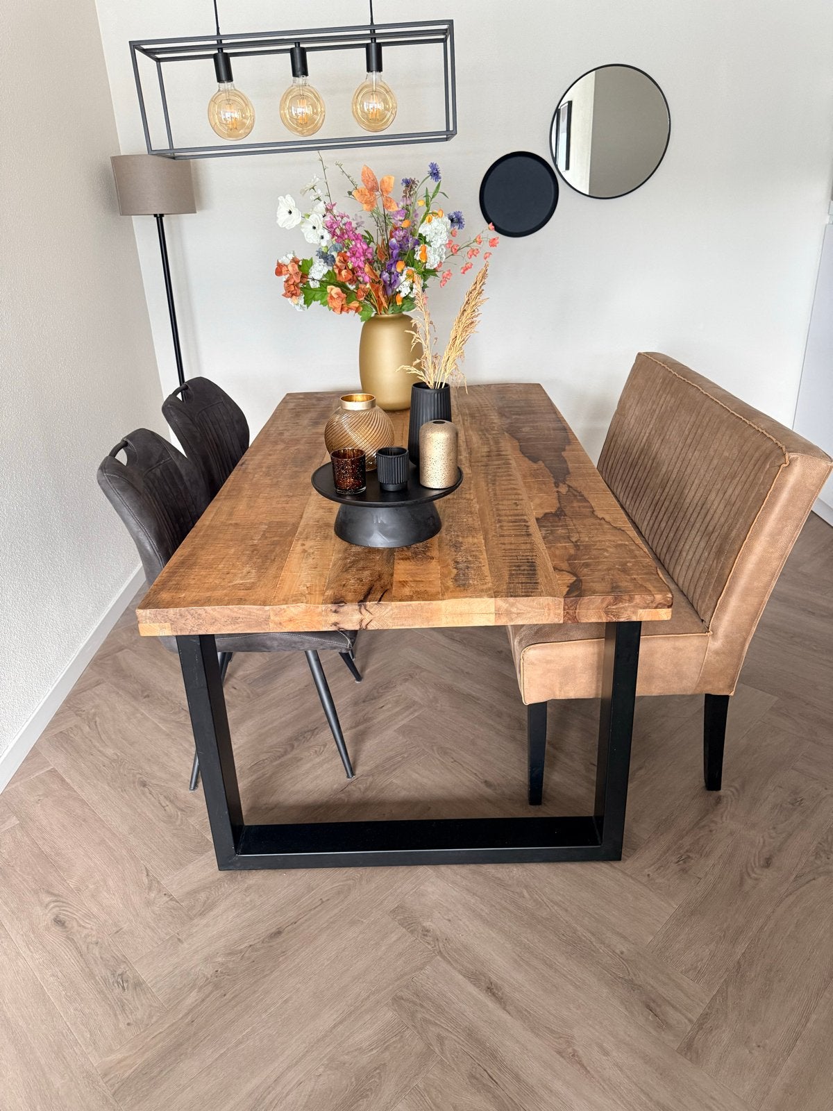 Eettafel met bank en stoelen - robuust en modern, Huis en Inrichting, Tafels | Eettafels, Ophalen, 50 tot 100 cm, Zo goed als nieuw