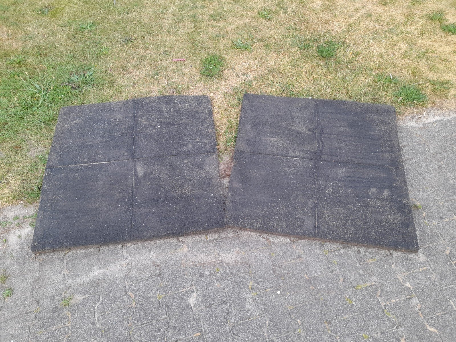 Twee grote rubber tegels 100x100 cm, Ophalen, Gebruikt, Overige typen, Rubber