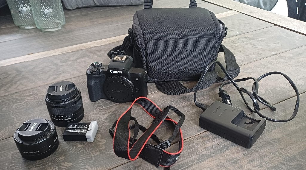 Canon M50 met 2 lenzen (22mm f/2 en 15-45 f/3.5-6.3), Accu, Canon, Kantelbaar/draaibaar scherm, Ophalen of Verzenden