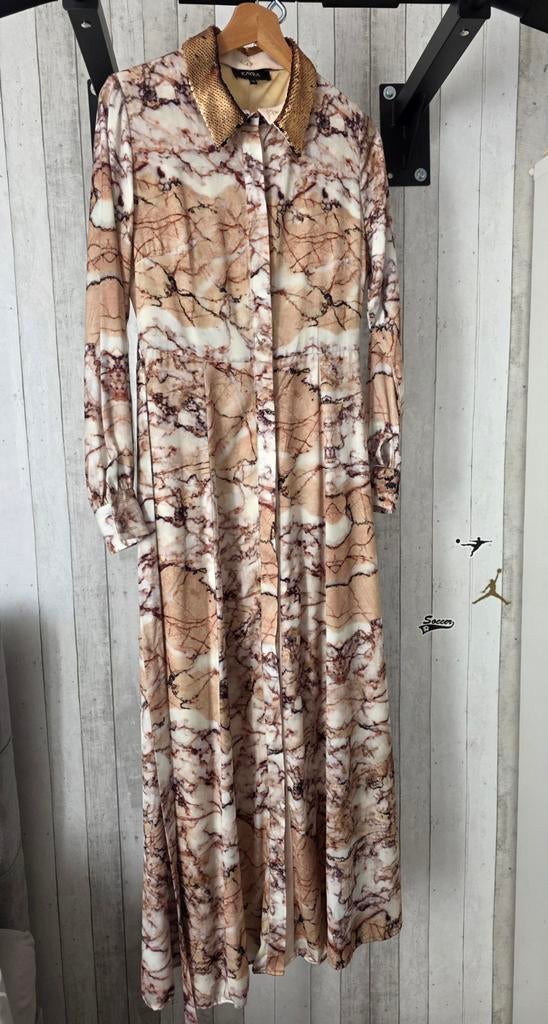 Maxi Jurk met Gouden Kraag, Kleding | Dames, Jurken, Ophalen of Verzenden, Zo goed als nieuw, Maat 36 (S), Onder de knie