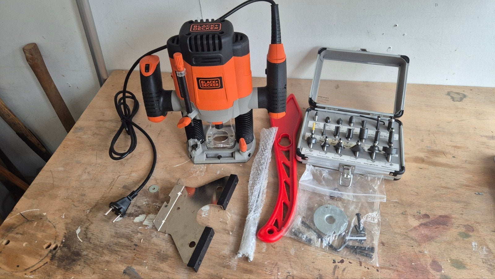 Black+Decker KW1200E Bovenfrees met accessoires, Ophalen, Gebruikt, Black+Decker, Bovenfrees