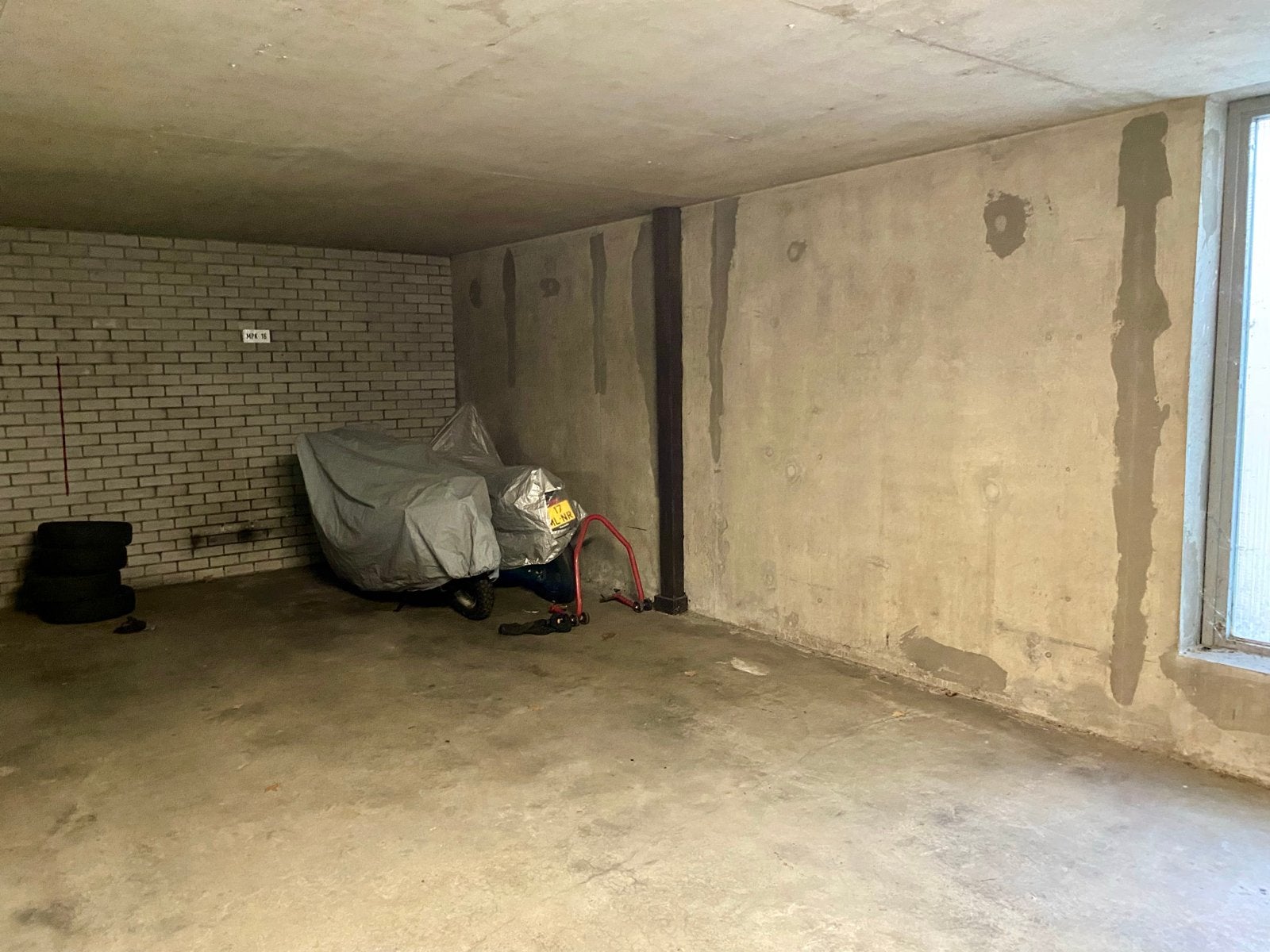 Te huur parkeerplaats in Eindhoven noord, Huizen en Kamers, Garages en Parkeerplaatsen, Noord-Brabant