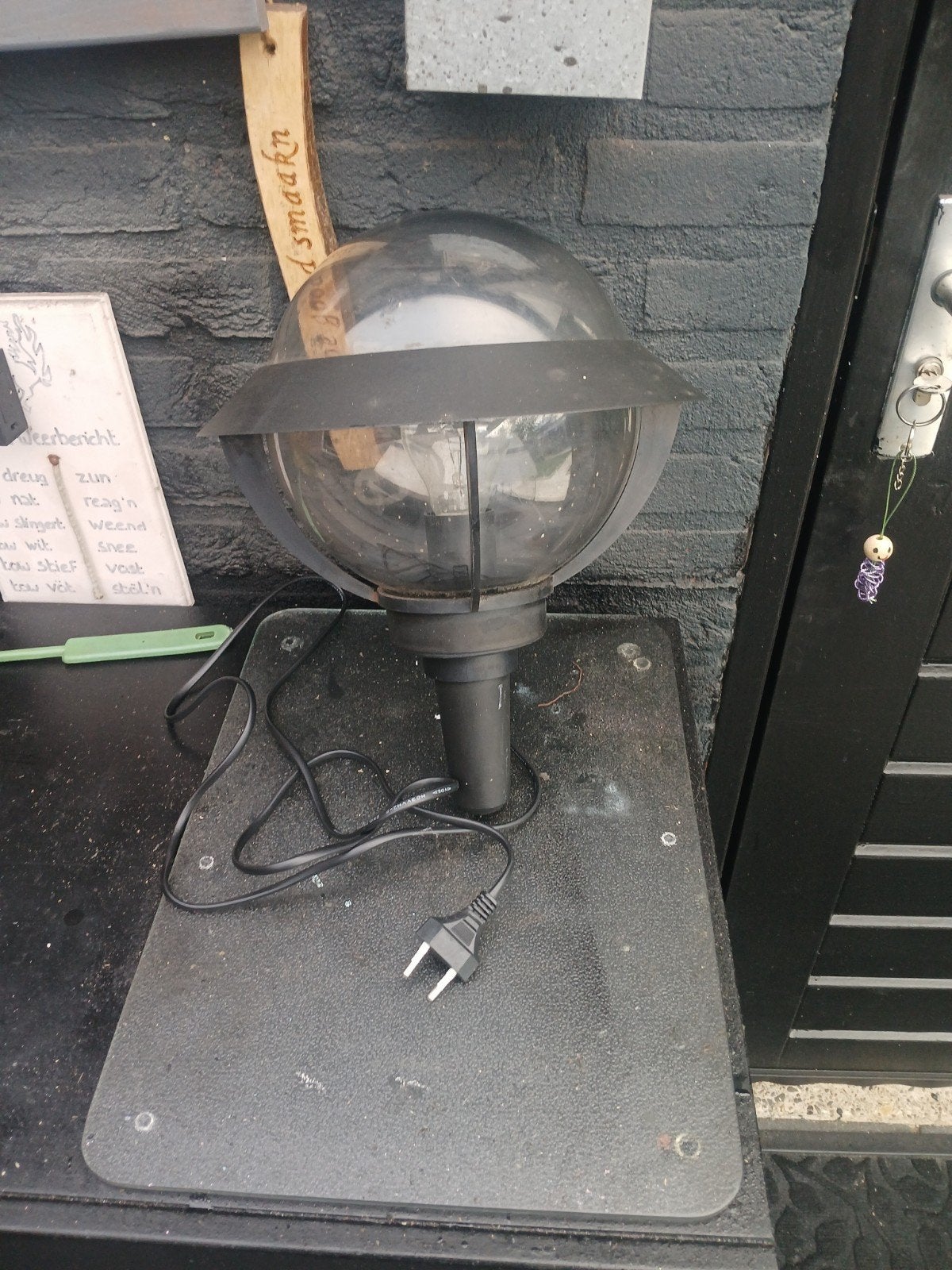 Klassieke zwarte bolvormige wandlamp voor buiten, Ophalen of Verzenden, Gebruikt, Netvoeding, Wandlamp