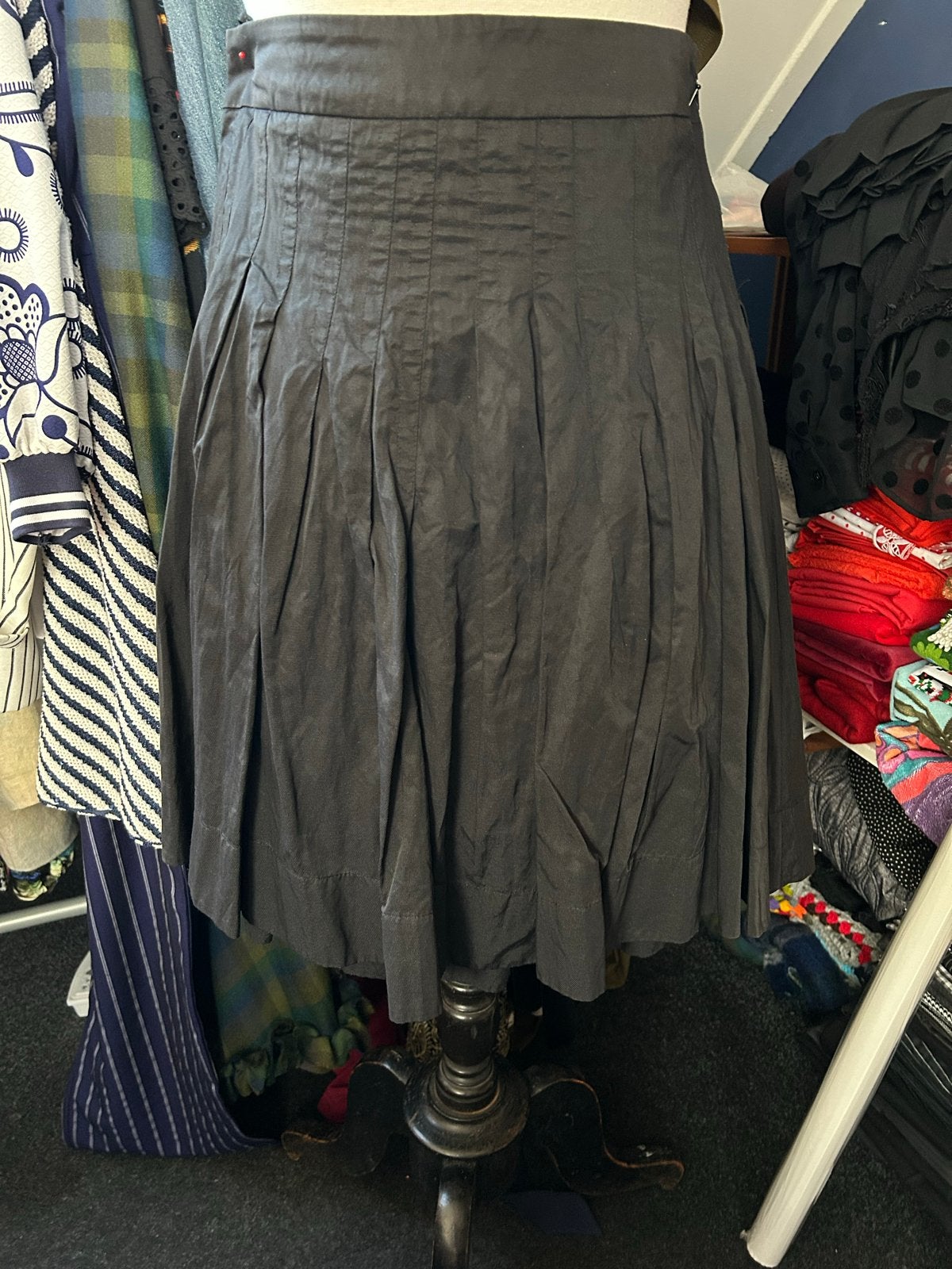 Zwart geplooid rokje op de knie - WE - Maat 38, Kleding | Dames, Maat 38/40 (M), Zwart, Ophalen of Verzenden, Knielengte