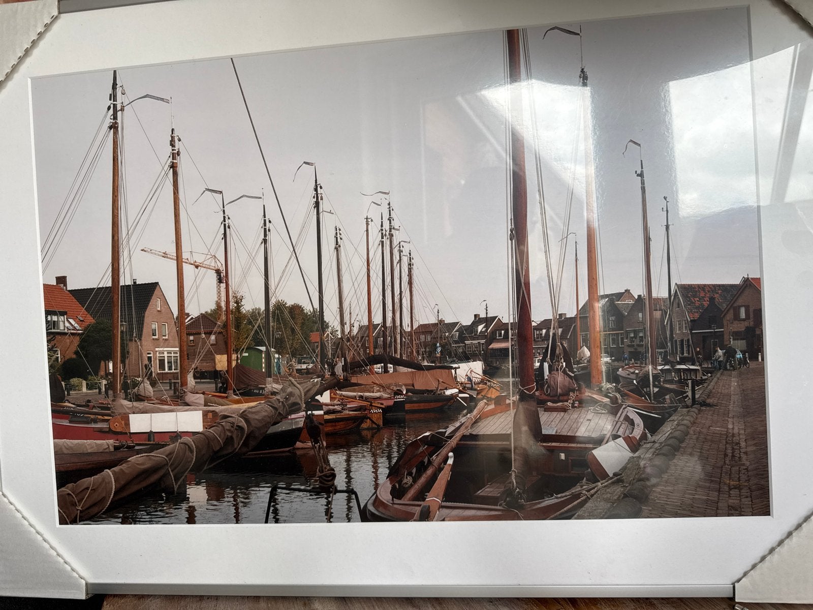 Ingelijste foto van een haven met zeilschepen(botters), Ophalen, 50 – 75, Gebruikt, 75 tot 100 cm