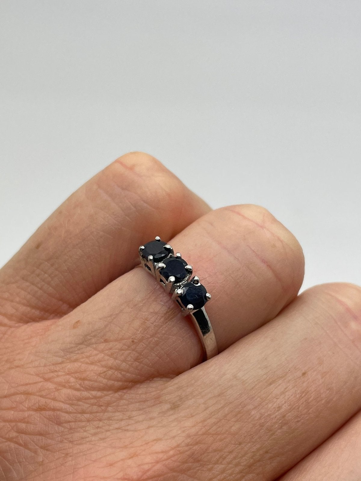 G218 Prachtige zilveren ring blauwe saffier maat 17,75, Ophalen of Verzenden, X, Met edelsteen, Dame