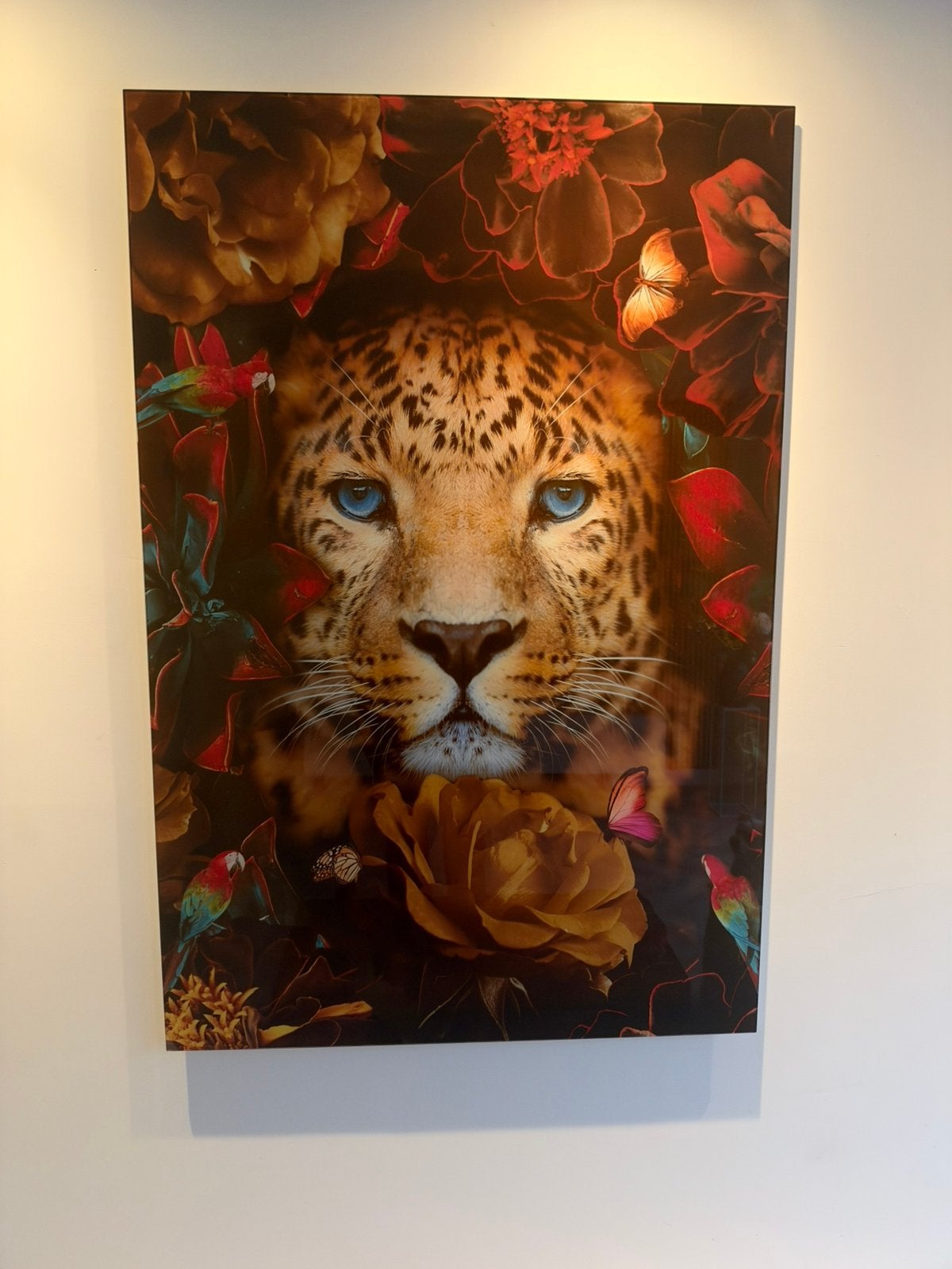 twee glazen wanddecoraties met een luipaard en leeuw, Ophalen