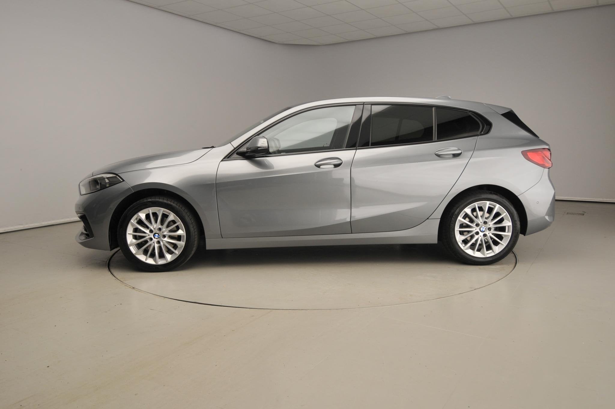 BMW 1 Serie 5-deurs 118i | LED | Navigatie | Sportstoelen |, Auto's, Gebruikt, Bedrijf, Grijs, 3 cilinders