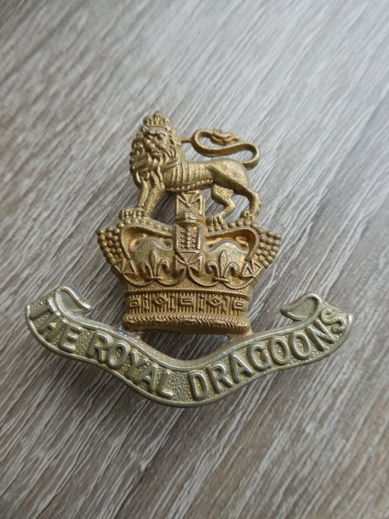 Cap badge The royal Dragoons, Verzamelen, Ophalen of Verzenden, Landmacht, Engeland, Embleem of Badge