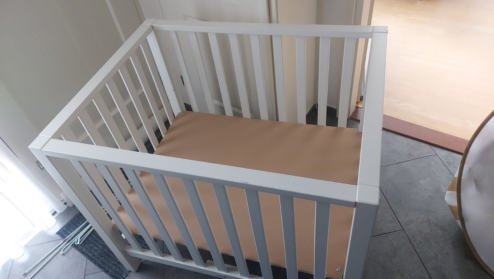 Zeer nette witte box met verstelbare bodem, Ophalen, Zo goed als nieuw, Boxkleed