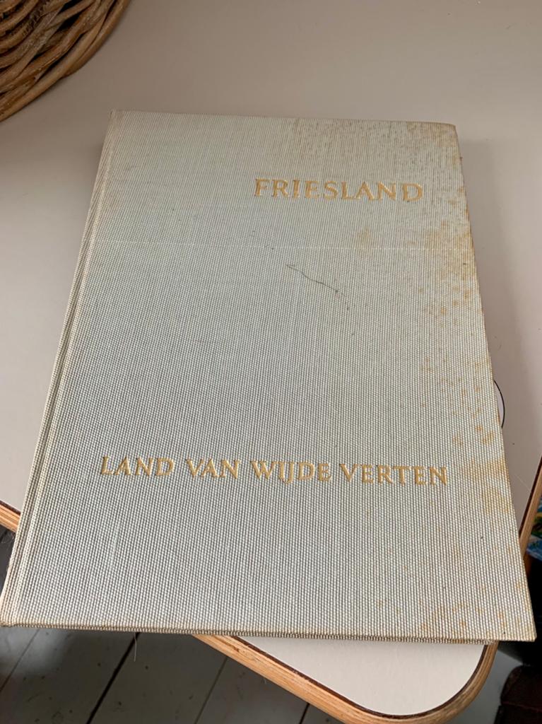 Friesland. Land van wijde verten, 1960, Boeken, Prentenboeken en Plaatjesalbums, Ophalen of Verzenden, Gelezen, Plaatjesalbum
