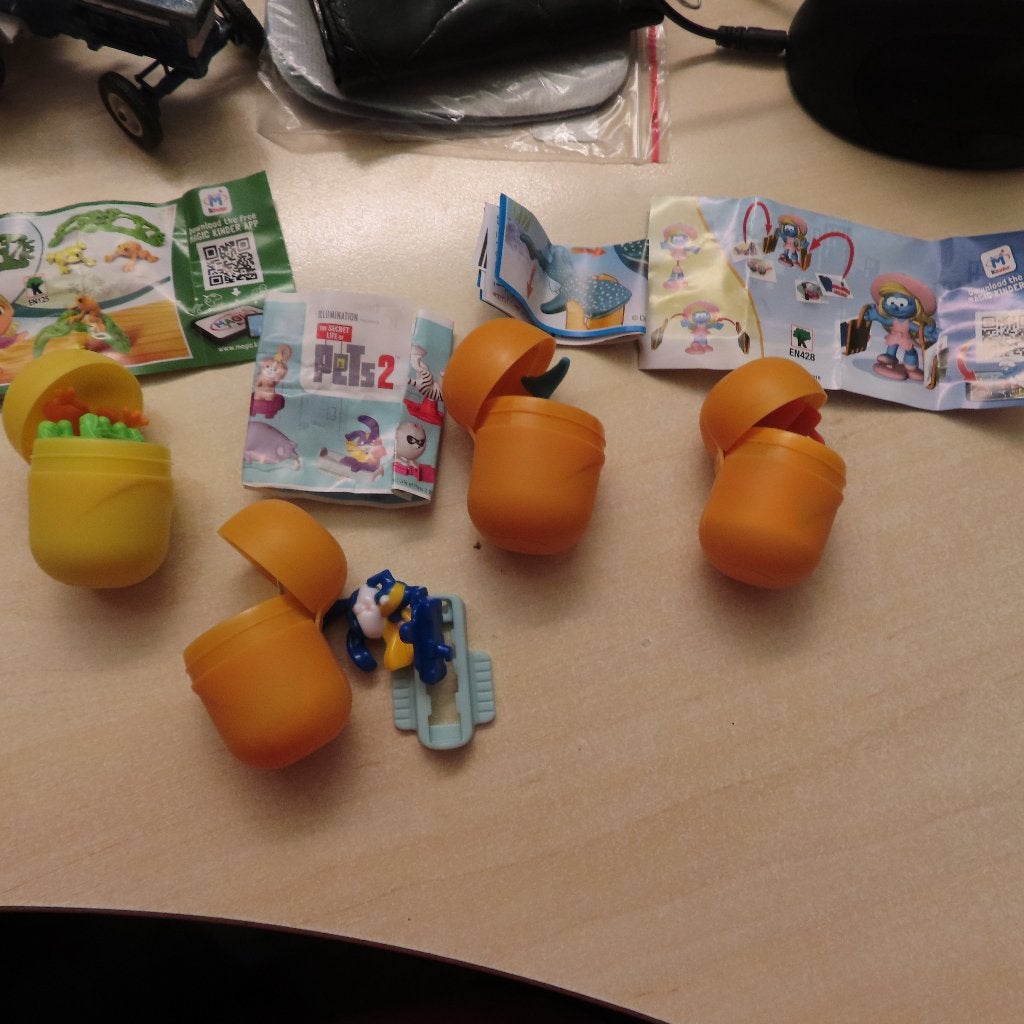 Kindersurprise diverse figuren en plaatjes ook SMURFIN, Verzamelen, Verzenden, Gebruikt, Hardplasticfiguren