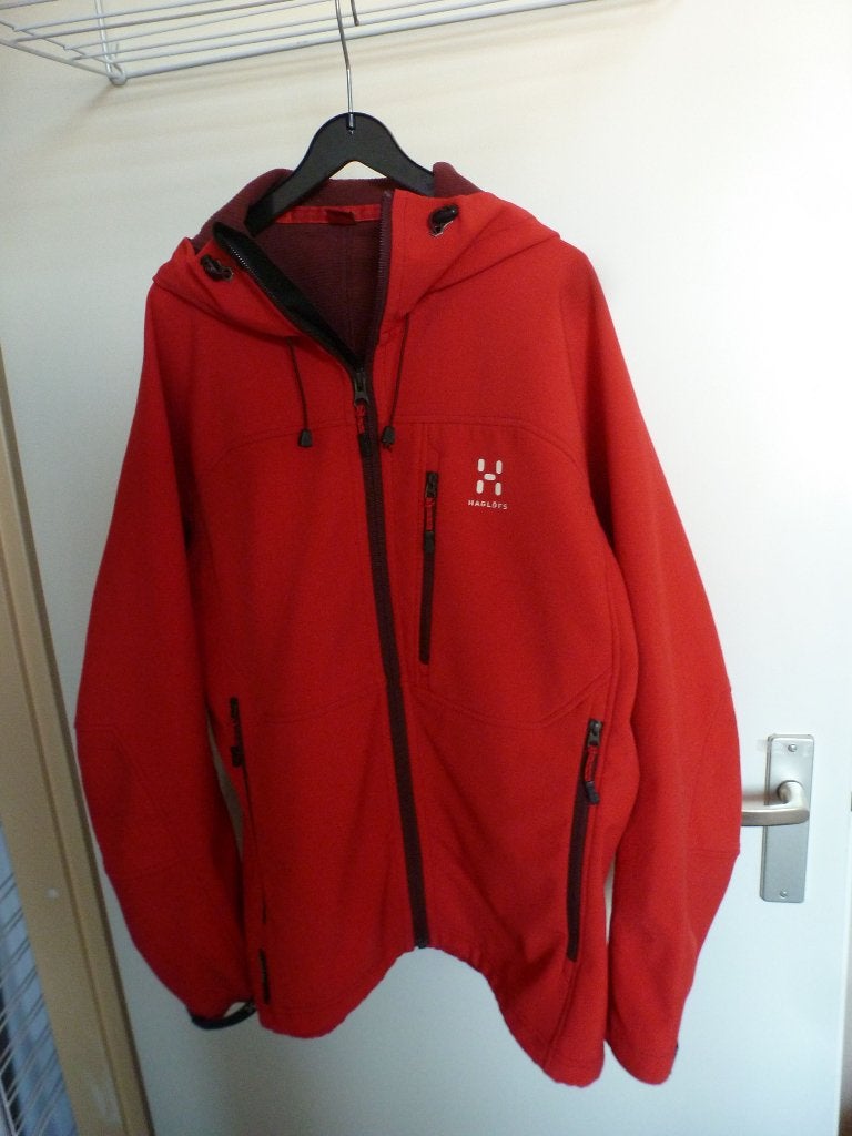 Haglöfs softshell jack rood + capuchon L -GRATIS zend, Kleding | Heren, Verzenden, Nieuw, Maat 52/54 (L), Rood