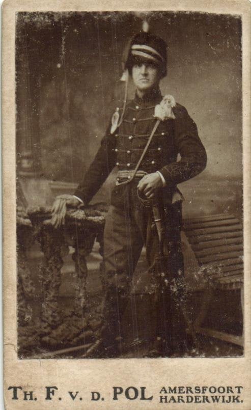 CDV - Militair met Sabel -Th F v/d POL Amersfoort/Harderwijk, Gebruikt, Foto, Ophalen of Verzenden, Voor 1940