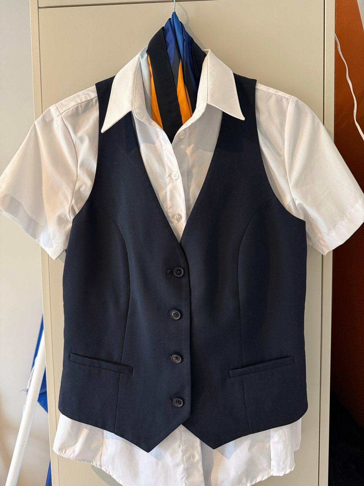 Uniform stewardess in opleiding mt 36 - Compleet pakket, Kostuum of Pak, Blauw, Ophalen of Verzenden, Zo goed als nieuw