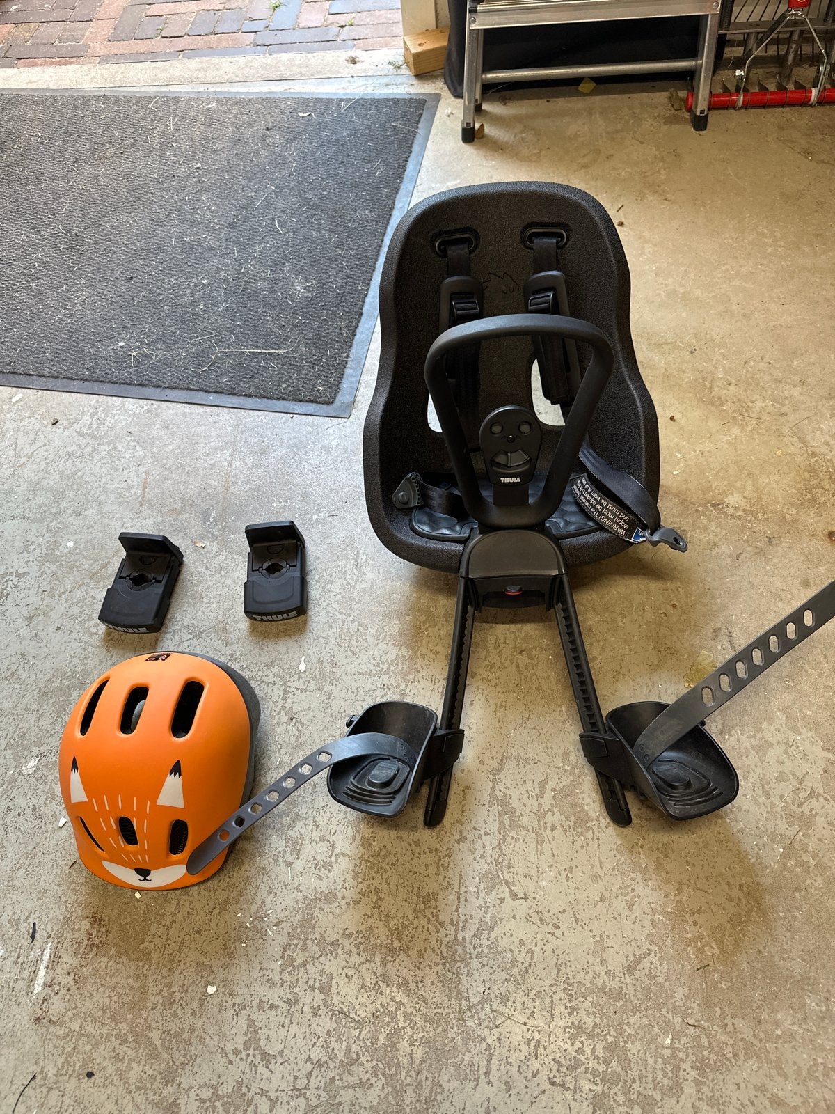 Thule Yepp Nexxt 2 mini fietszitje + 2 montagebeugels + helm, Ophalen, Zo goed als nieuw, Voorzitje, Voetsteuntjes