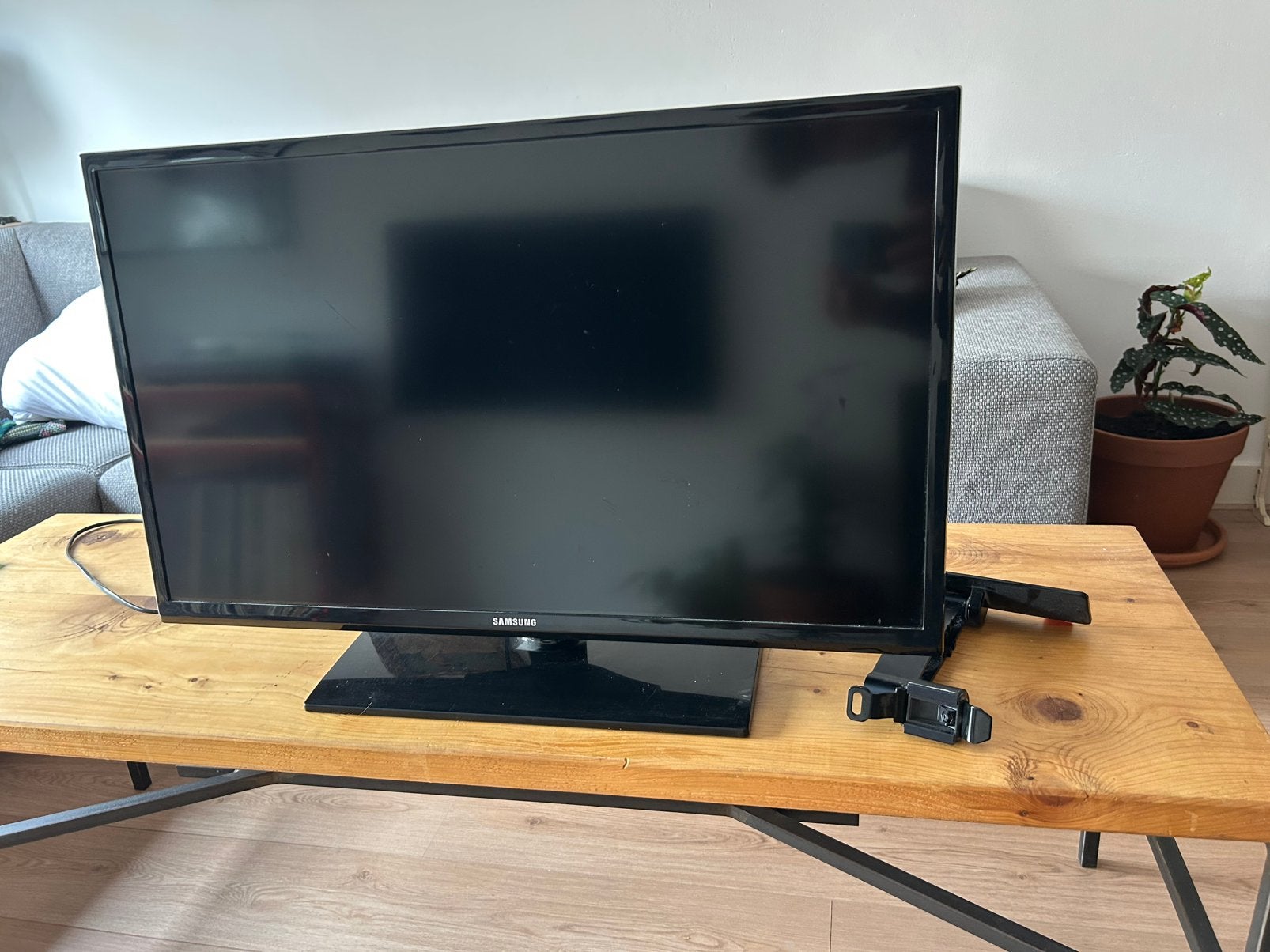 Samsung tv 32” met Vogel’s muurbeugel