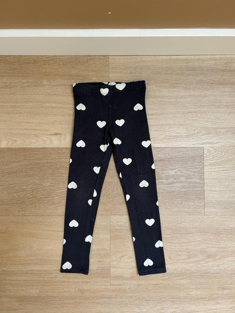 Donkergrijze legging met hartjes, H&M, maat 116, Broek, Meisje, H&M, Ophalen of Verzenden