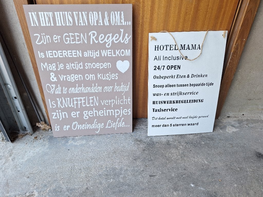 Tekstbord Hotel mama en Huis van opa & oma, Ophalen, Zo goed als nieuw