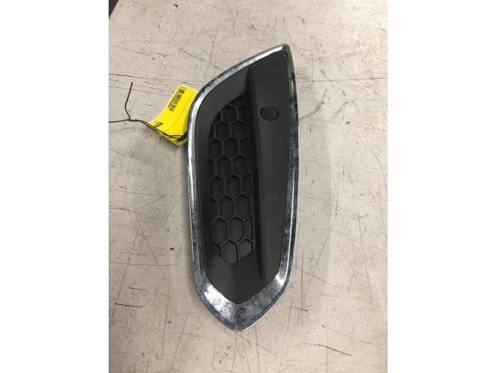 Bumperrozet rechts-voor van een Volvo V60, Gebruikt, -, -, Ophalen of Verzenden