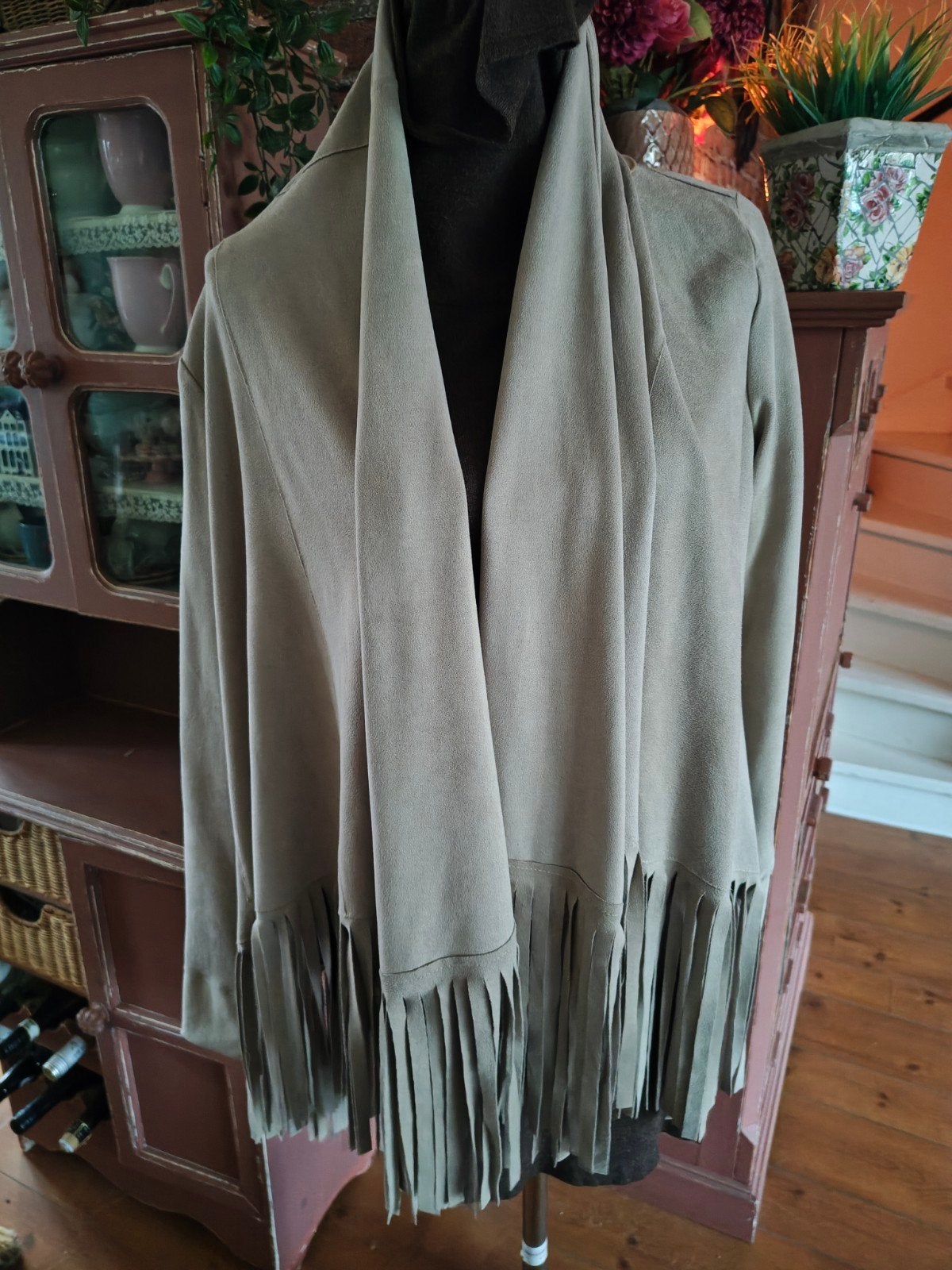 suedine vest jas met franjes maat m ambika, Ophalen of Verzenden, Zo goed als nieuw, Maat 38/40 (M), Beige