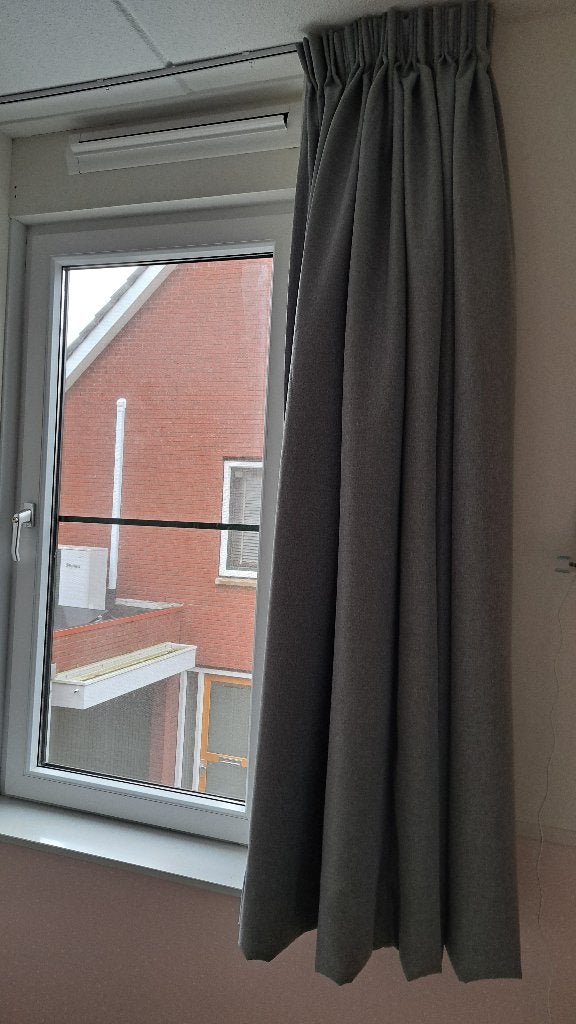 Verduisterende grijze gordijnen, Huis en Inrichting, Stoffering | Gordijnen en Lamellen, Ophalen, 100 tot 150 cm, Zo goed als nieuw