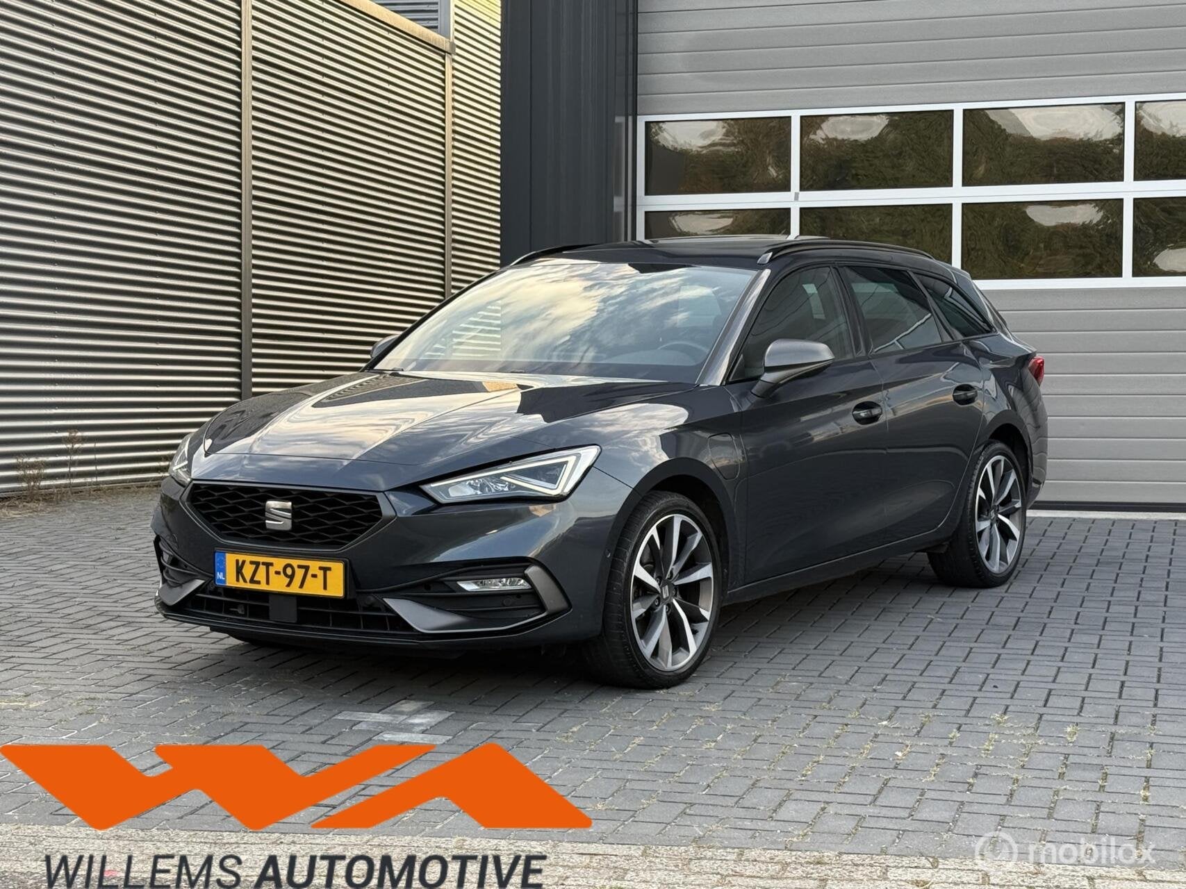 Seat Leon 1.4 TSI eHybrid PHEV FR|Pano|ACC|Memory|1e eig|18', Zwart, 4 cilinders, Leon, Plug-in hybride