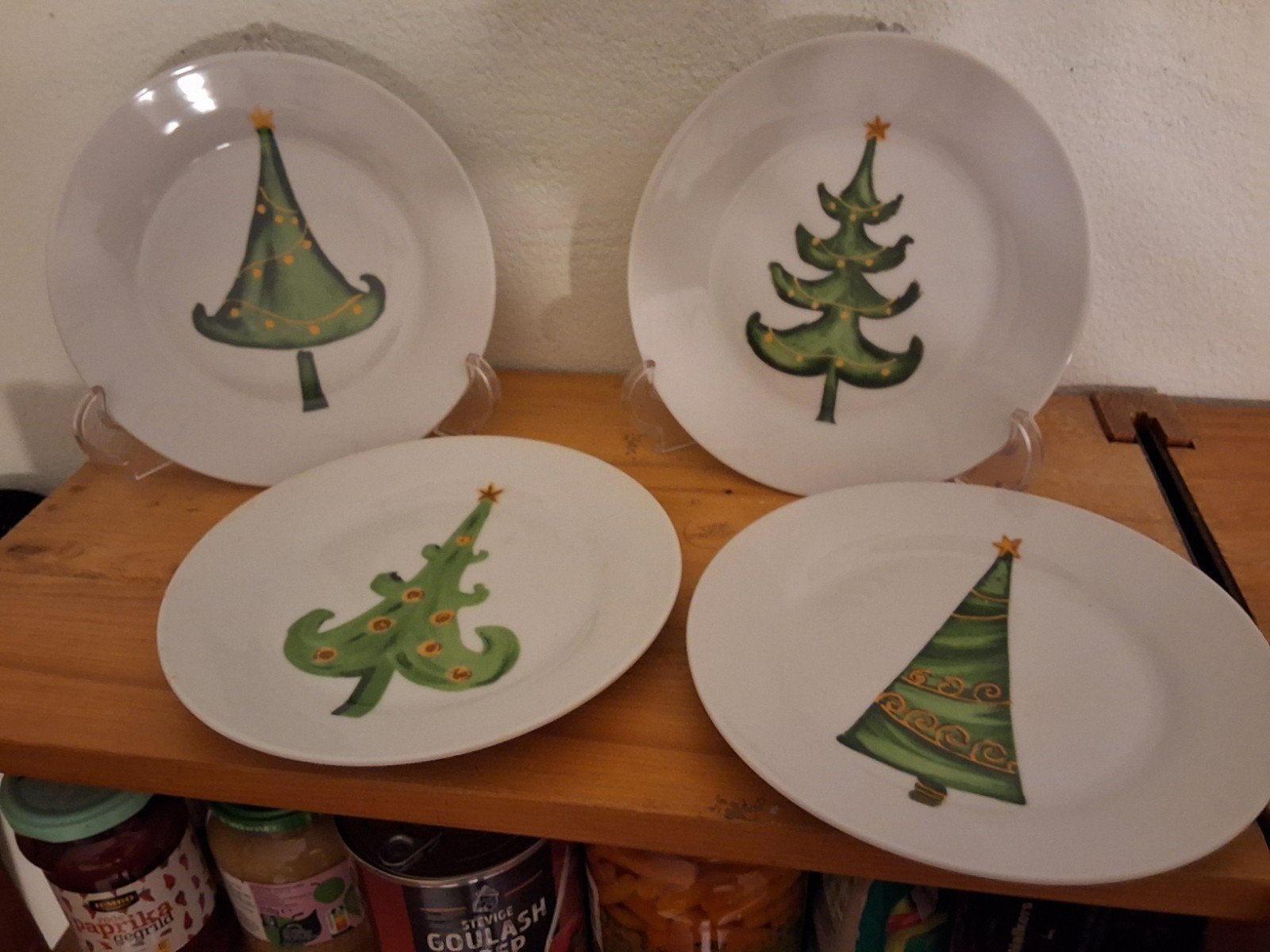 Kerstservies 4 ontbijtbordjes kerstbomen kerst, Ophalen of Verzenden