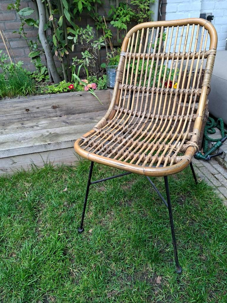 Rotan stoel met metalen onderstel, Huis en Inrichting, Stoelen, Ophalen, Gebruikt, Bruin, Riet of Rotan