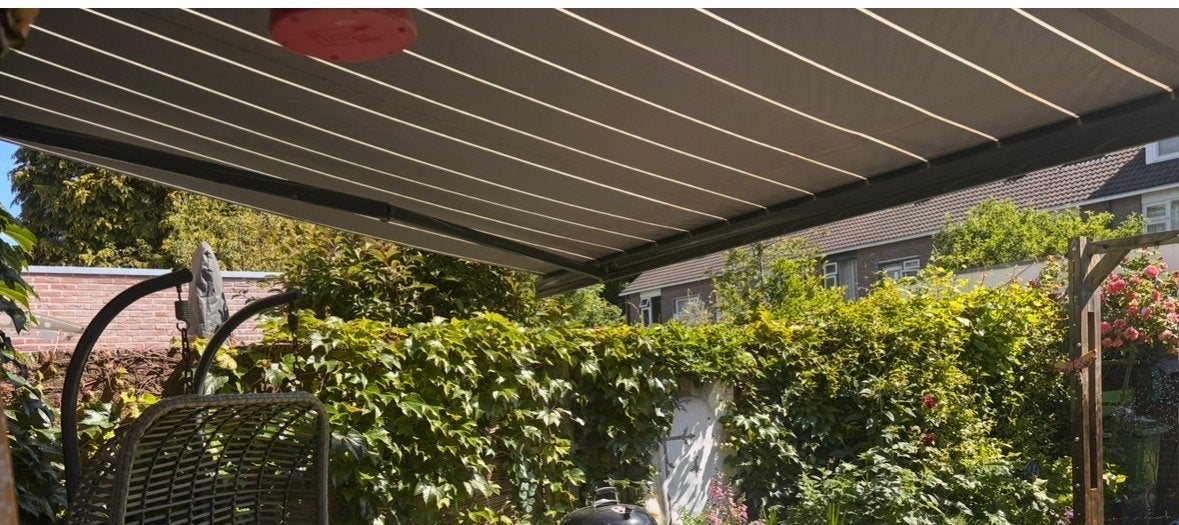 Terrasoverkapping / Pergola met verstelbaar lamellendak