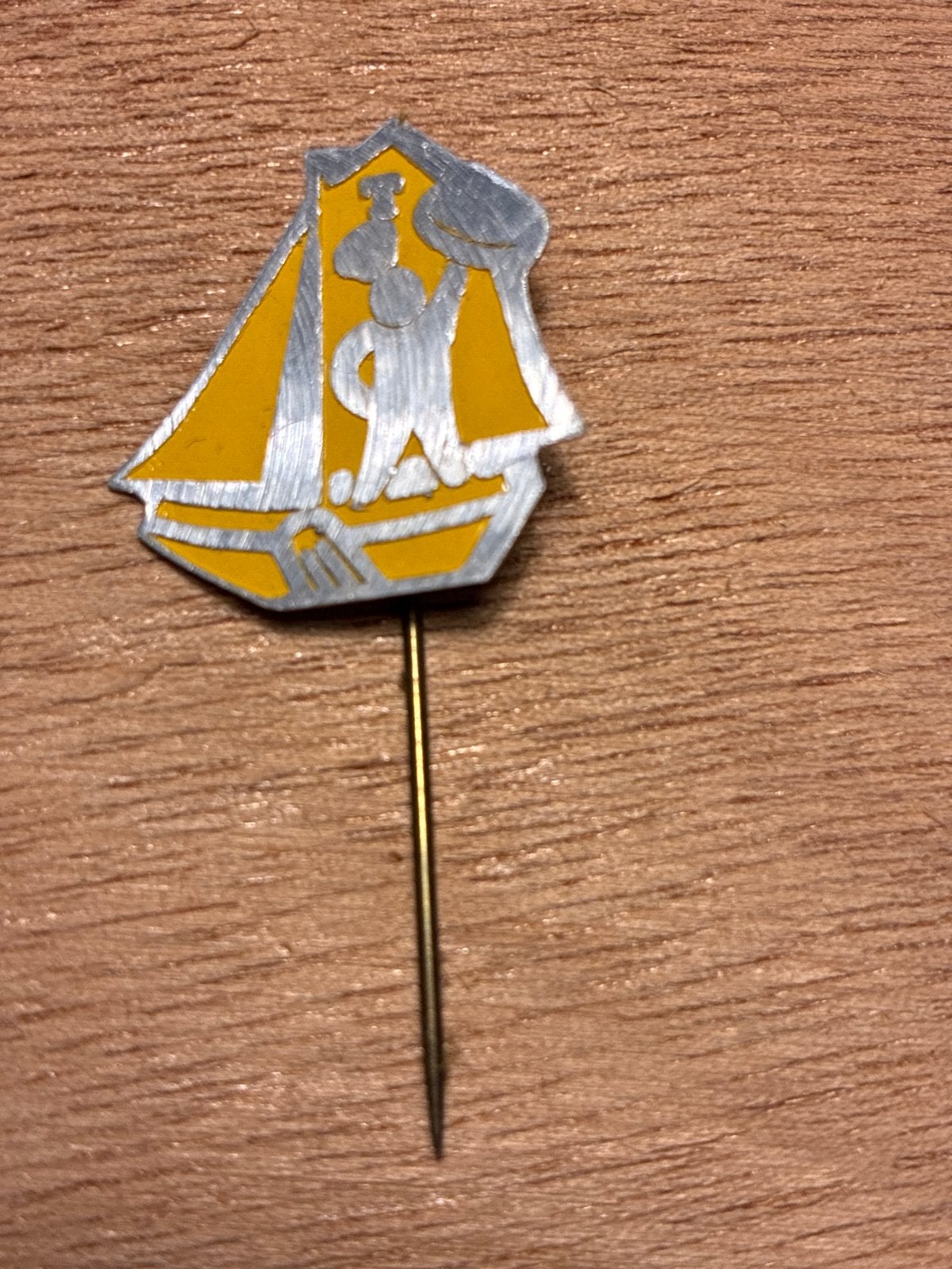 Vintage zeilboot speldje - Geel en zilverkleurig, Verzamelen, Speldjes, Pins en Buttons, Ophalen, Gebruikt, Overige onderwerpen