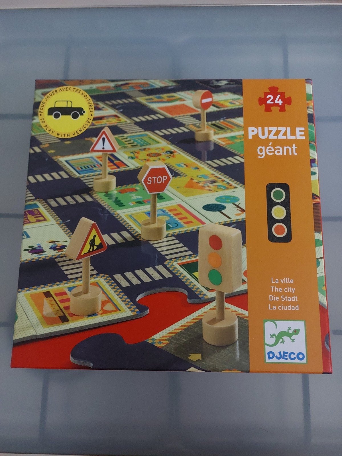 Djeco Reuzenpuzzel 'De Stad' met houten verkeersborden, 2 tot 4 jaar, 10 tot 50 stukjes, Ophalen of Verzenden, Zo goed als nieuw