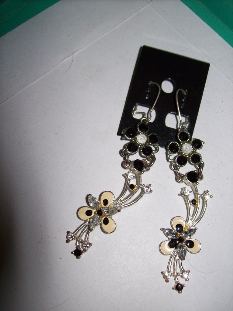 Oorbellen Zilvertint Zwart Wit Bloem Steen Kristal 5 cm, Overige materialen, Hangers, Nieuw, Zilver