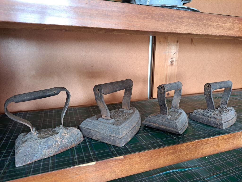 Set van 4 Antieke Strijkijzers - Decoratief Gietijzer, Antiek en Kunst, Ophalen of Verzenden