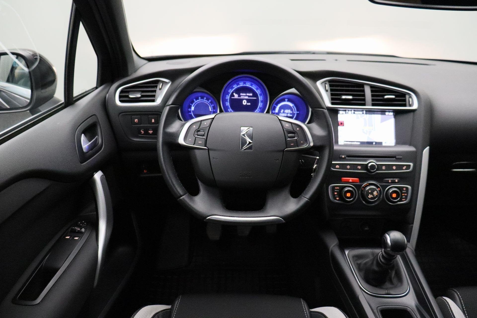 Citroen DS4 1.2 PureTech Business 2015 | Trekhaak | Goed Ond, Parkeersensor, Gebruikt, Euro 6, Leder en Stof