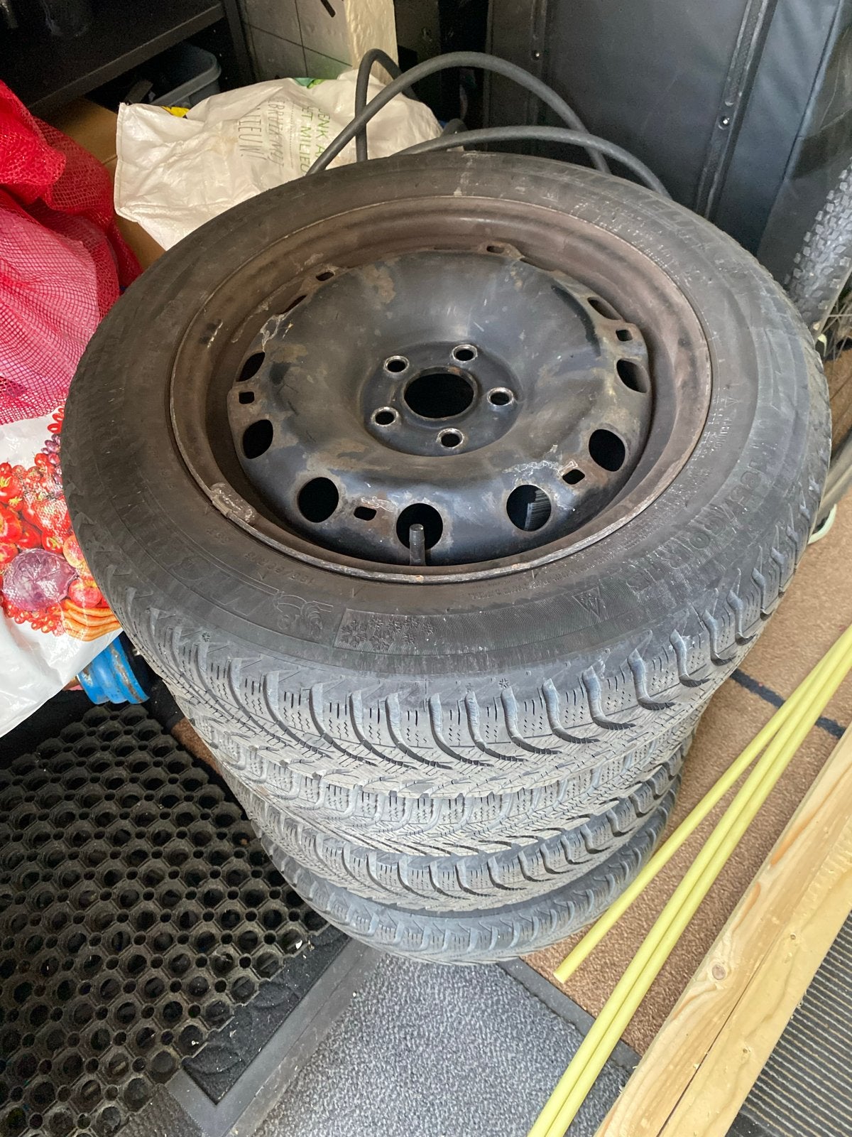 185/60 R15 Winterbanden met velg en wieldoppen, Auto-onderdelen, Banden en Velgen, Ophalen, Gebruikt, 15 inch, Banden en Velgen