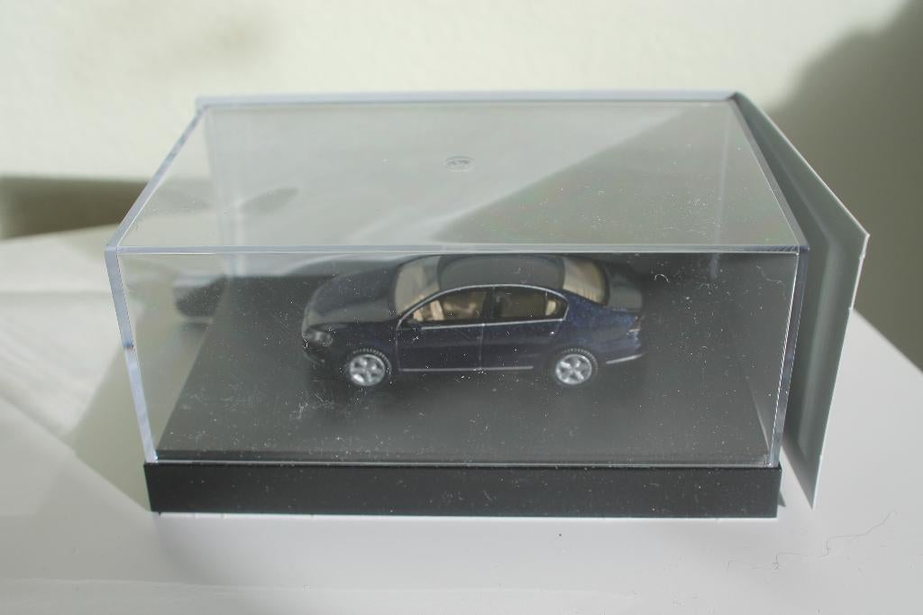Wiking VW Passat B7 in vitrinebox, Ophalen of Verzenden, Zo goed als nieuw, Auto, Wiking