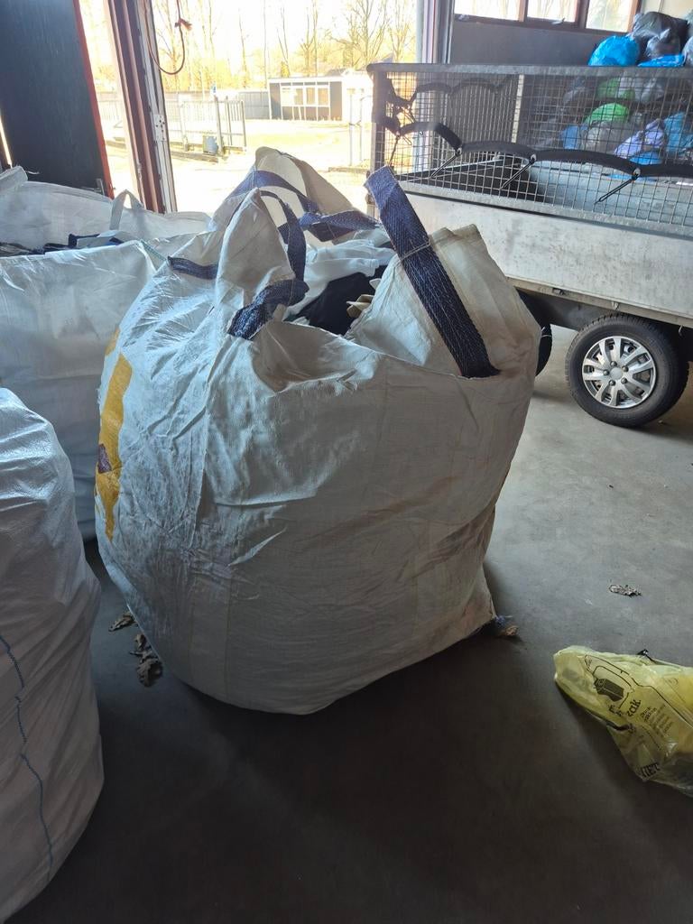 Grote bigbag vol met kleding, Ophalen