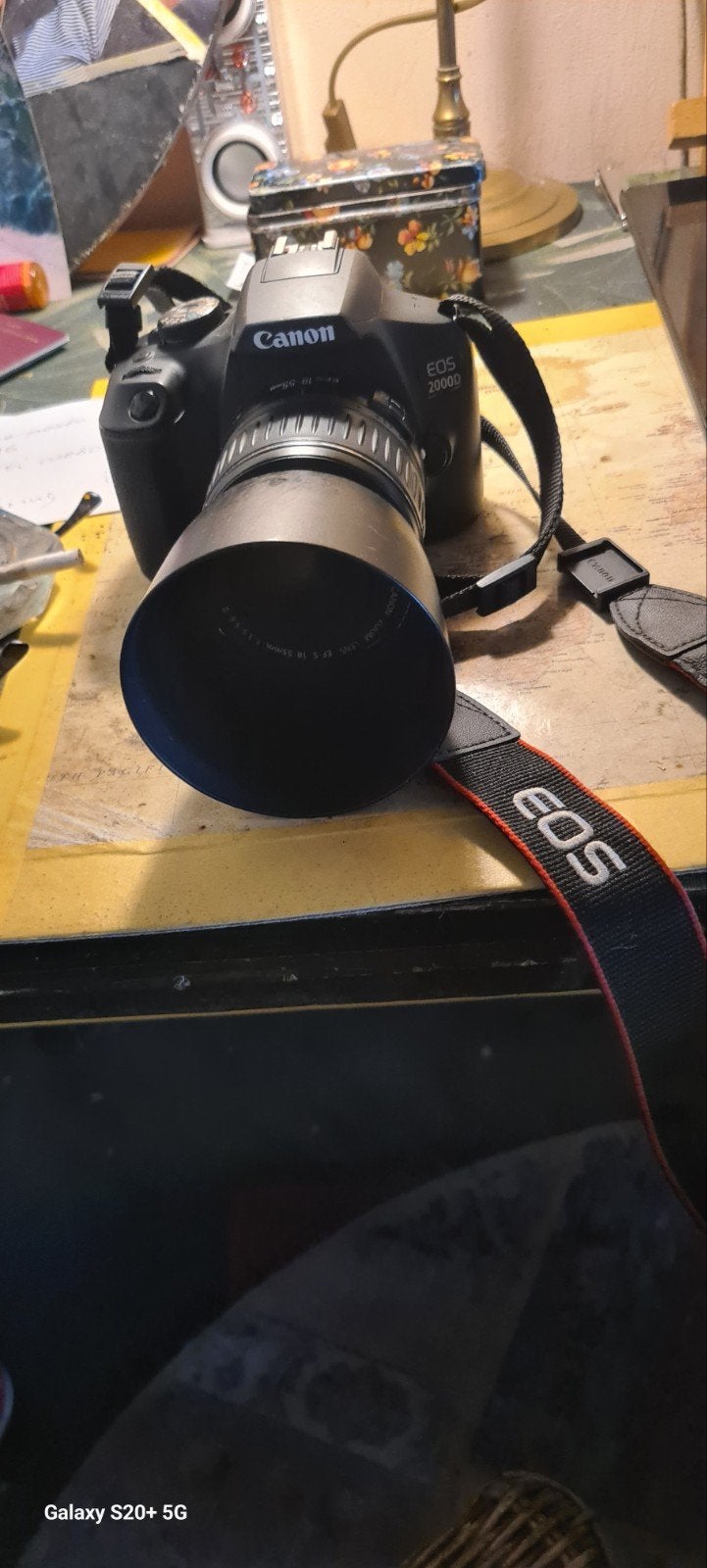 Canon EOS 2000D Spiegelreflexcamera met lens en tas, Canon, Ophalen of Verzenden, Zo goed als nieuw, 4 t/m 7 keer