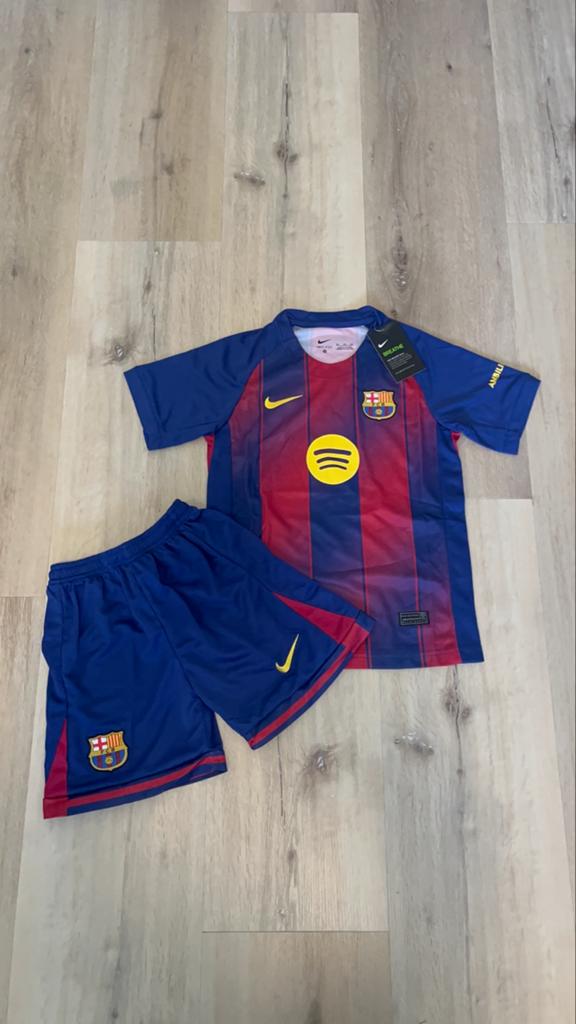 Nieuw FC Barcelona tenue met prijskaartjes ongedragen, Sport en Fitness, Voetbal, Maat XS of kleiner, Ophalen of Verzenden, Nieuw