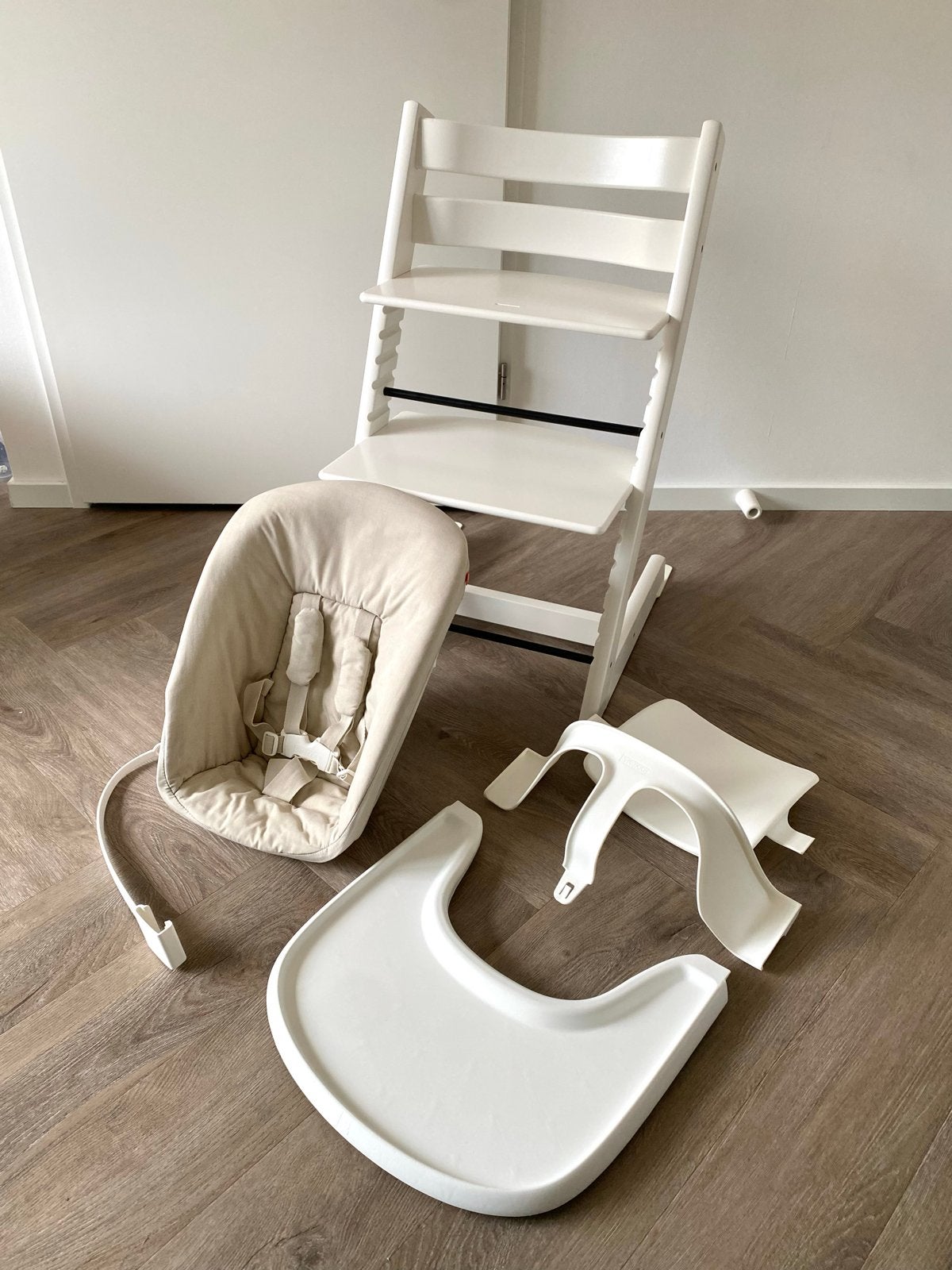 Stokke Tripp Trapp kinderstoel met Newborn Set en accessoire, Kinderen en Baby's, Ophalen, Zo goed als nieuw, Meegroeistoel, Afneembaar eetblad