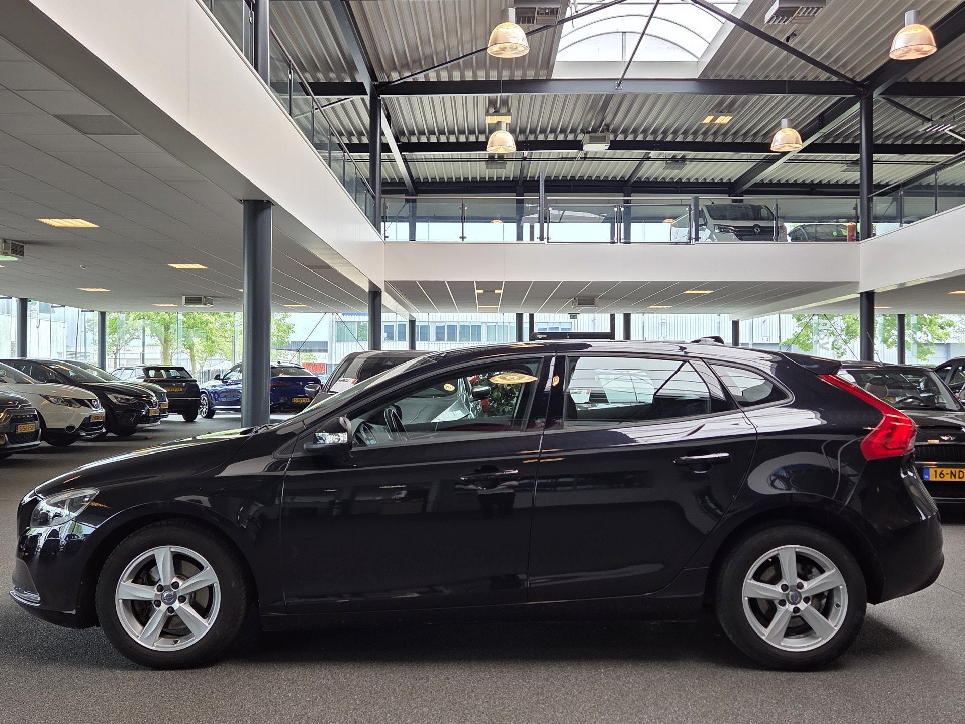 Volvo V40 1.6 D2 Kinetic (bj 2015, automaat), Gebruikt, Euro 6, 4 cilinders, 700 kg