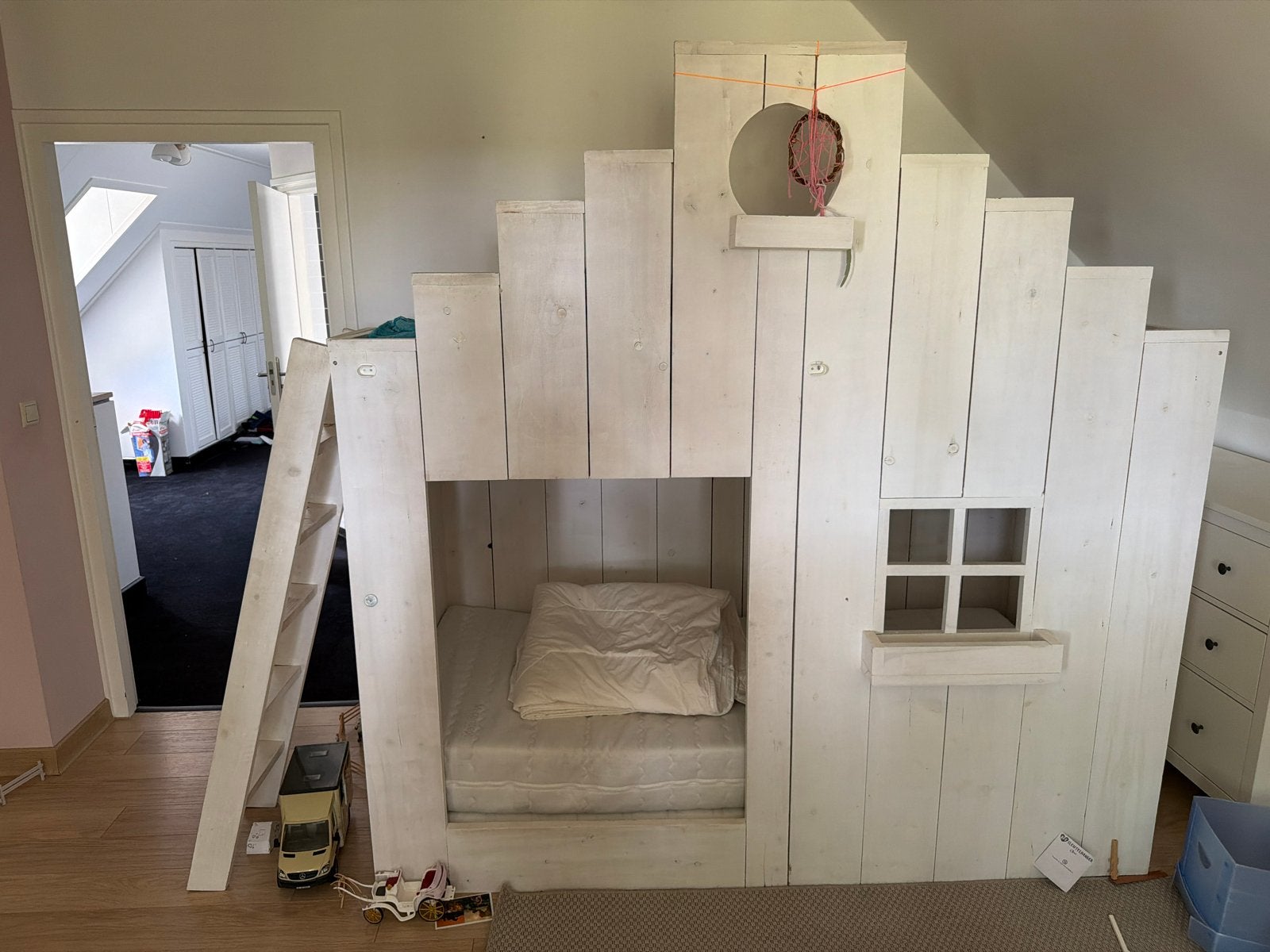 Uniek handgemaakt kinderbed met huisjesdesign, Ophalen, Gebruikt, 90 cm, Eenpersoons