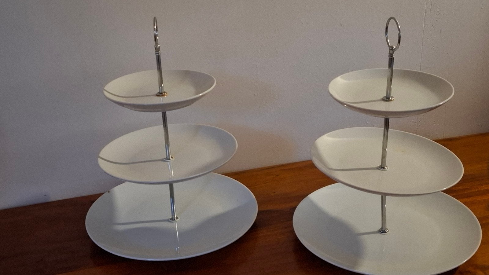 2 etageres, wit porcelein, 3 plates, Huis en Inrichting, Ophalen, Etagère, Zo goed als nieuw, Overige materialen
