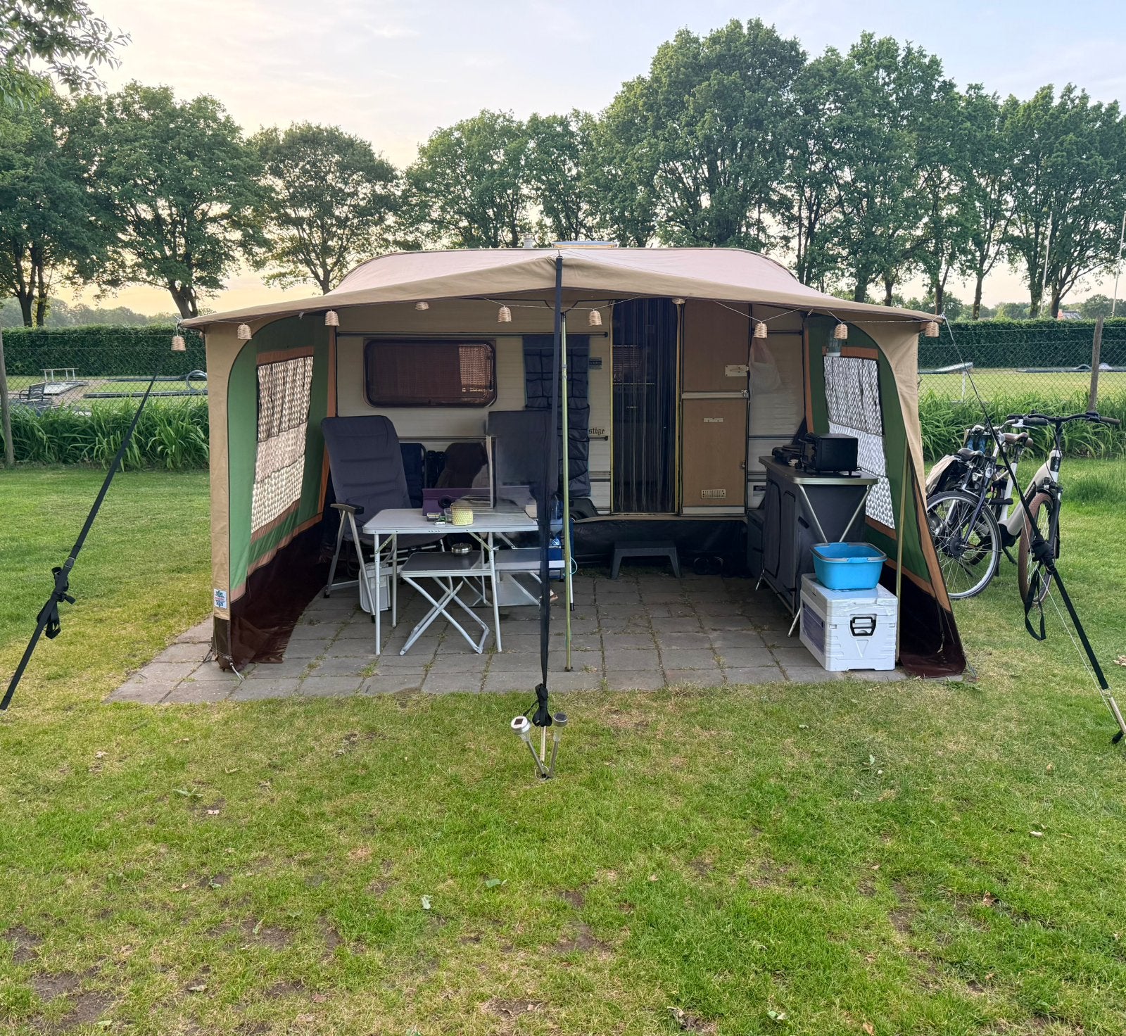 Vintage Bergland 345 caravan met voortent van bouwjaar 1981, Caravans en Kamperen, Caravans, Standaardzit, Omvormbare zithoek