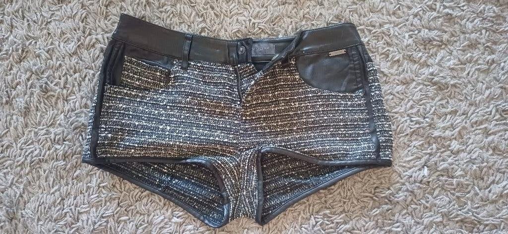 Guess kort broekje leerelementen, maat S, billen zichtbaar, Guess, Kort, Zwart, Nieuw