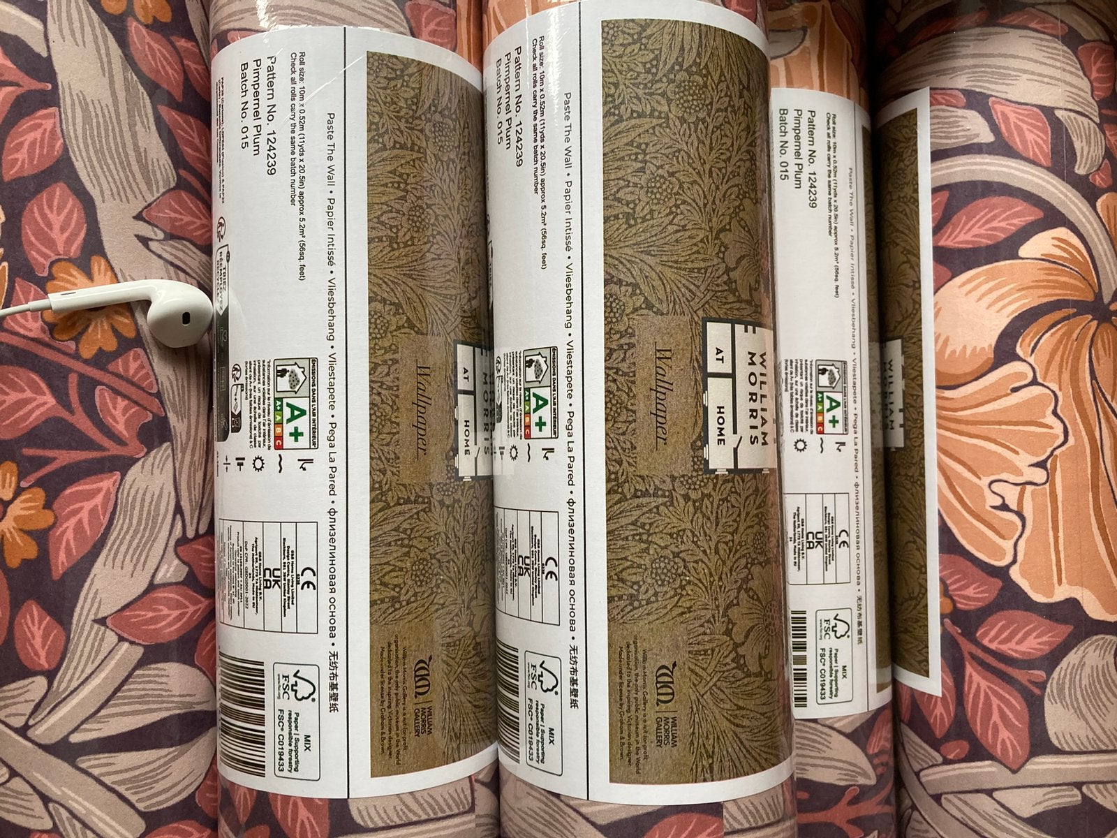 Rollen William Morris Pimpernel Plum behang, Bloemen, Overige merken, Paars, Ophalen of Verzenden