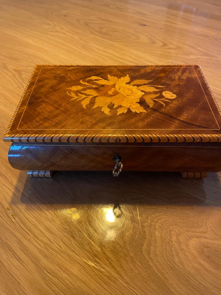 Houten muziekdoos / sieradenkist, Ophalen