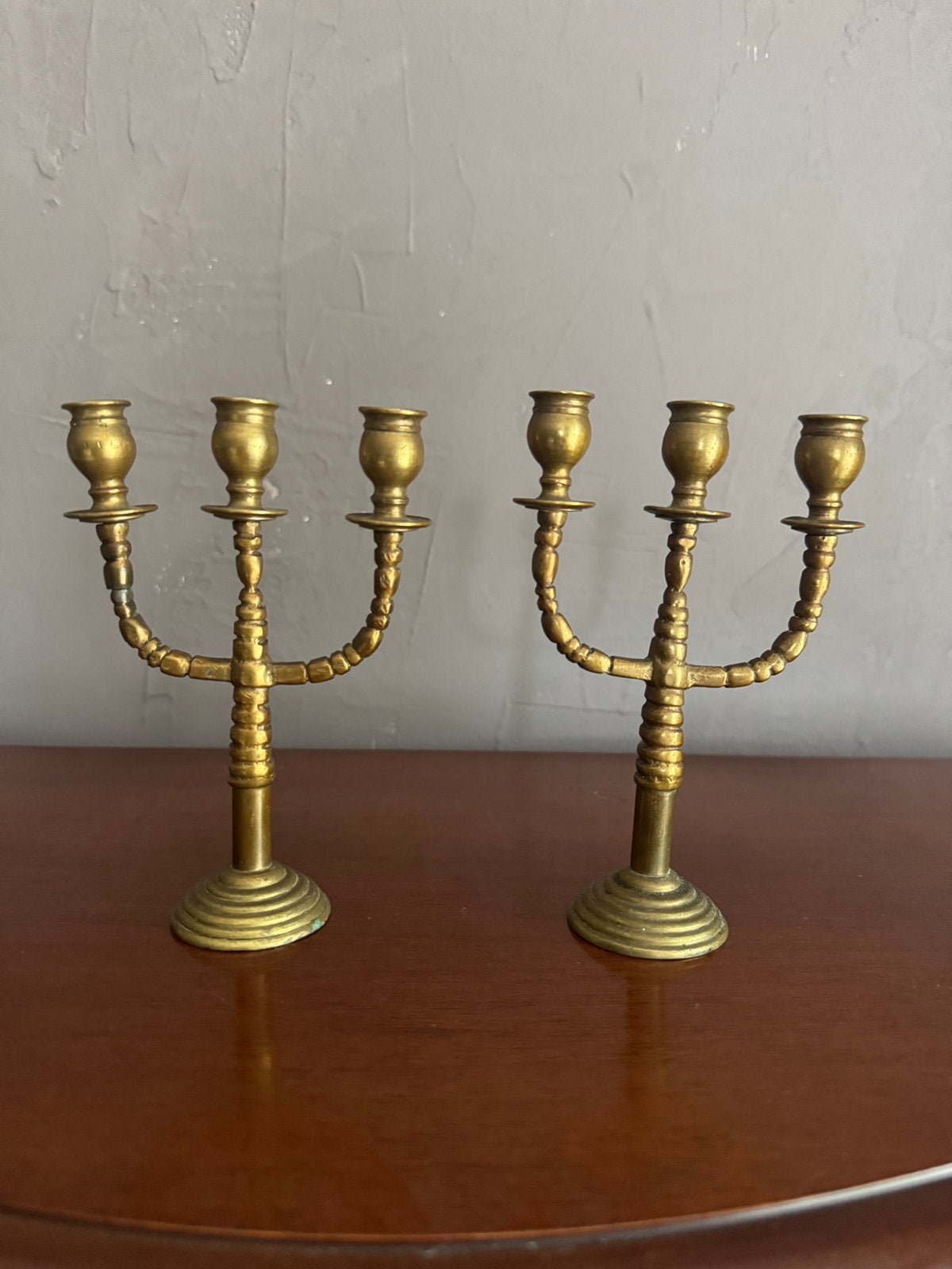 Antieke geelkoperen set kandelaars 3 armig gedraaid 15cm h, Ophalen of Verzenden, Koper of Brons